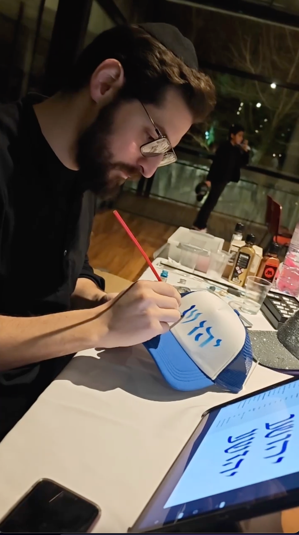 Calligraphie sur T-shirt ou casquette pour événements divers